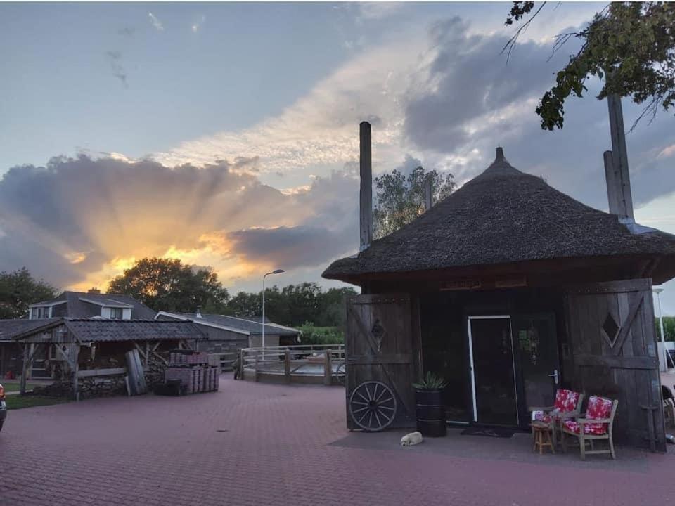 Wildwestruurlo Villa Exteriör bild